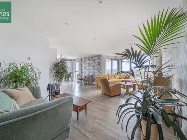 Just in! 2 BA 2 bedroom flat for rent in South Street, Lancing.