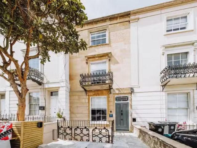 Just in! 2 BA 2 bedroom maisonette for rent in St. Pauls Road.