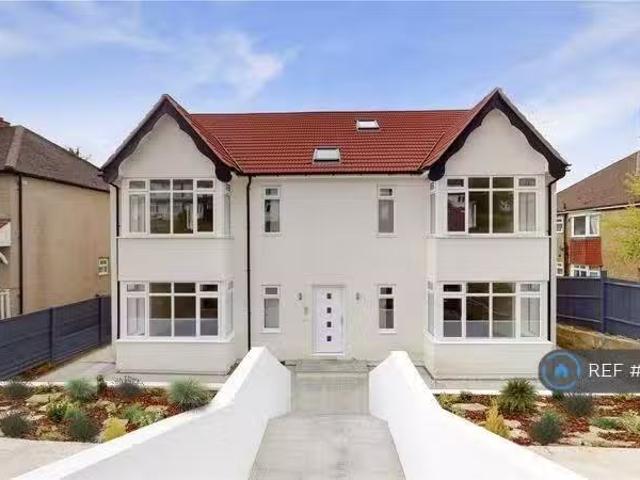 For Rent! 2 BA 2 bedroom penthouse for rent in Godstone Road.