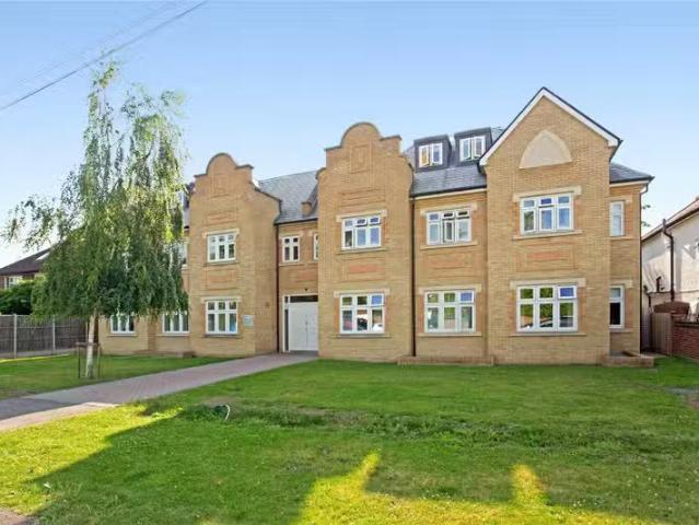 Just in! 2 BA 2 bedroom property to let in Ember Lane, Esher.