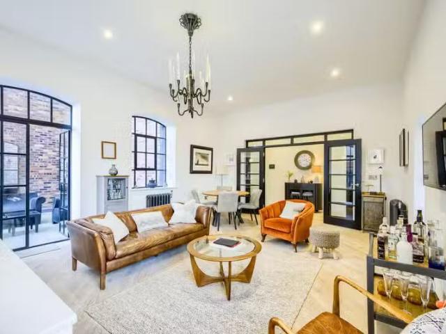 Cheap 2 BA 3 bedroom apartment for rent in St Pauls House, 21.