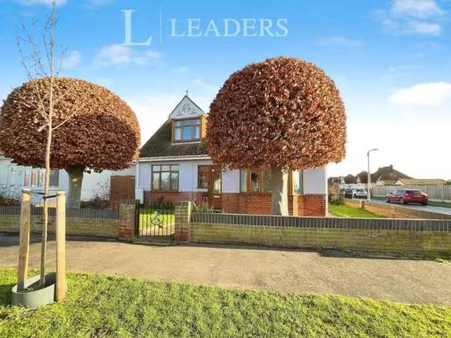 Cozy 2 BA 3 bedroom detached house for rent in York Road, Clac.