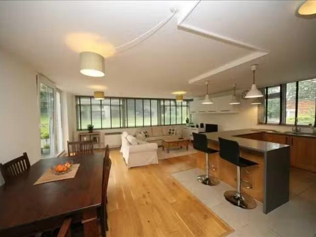 For Rent! 2 BA 3 bedroom flat for rent in Druid Woods, Avon Wa.
