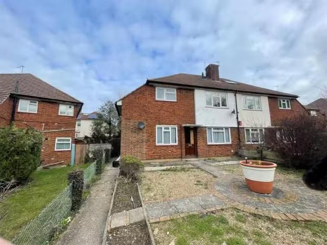 Charming 2 BA 3 bedroom flat for rent in Russett Close, Chelsf.