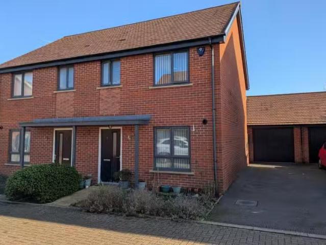 New 2 BA 3 bedroom semi detached house for rent in The Lancers.