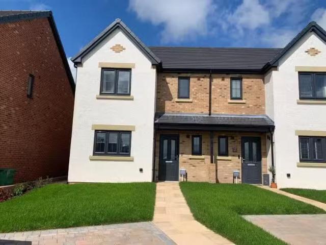 For Rent! 2 BA 3 bedroom semi detached house for rent in Burne.