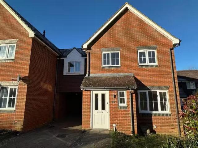 Cozy 2 BA 3 bedroom semi detached house for rent in Campbell R.