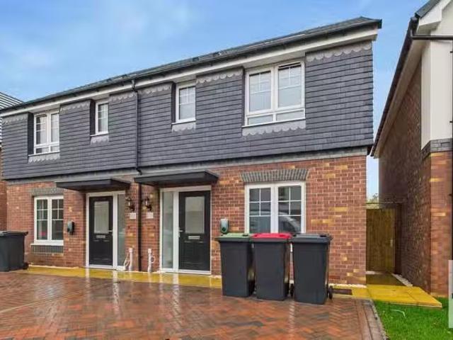 New 2 BA 3 bedroom semi detached house for rent in Cotterill D.