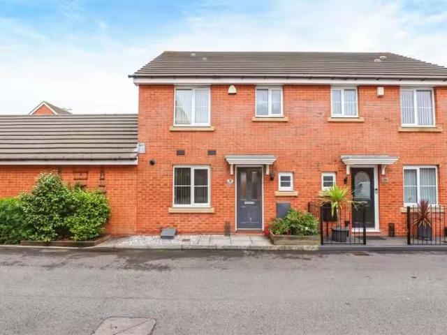 Just in! 2 BA 3 bedroom semi detached house for rent in Ffordd.