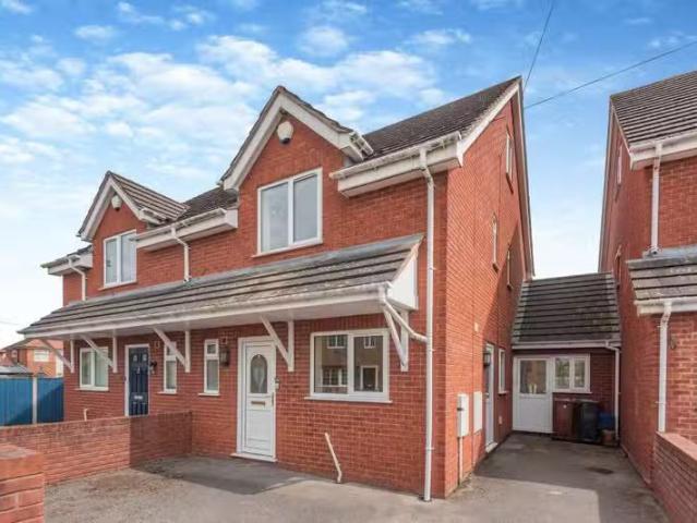 New 2 BA 3 bedroom semi detached house for rent in Leaches Lan.