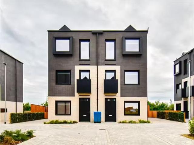 Charming 2 BA 3 bedroom semi detached house for rent in Lockha.