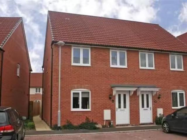 Just in! 2 BA 3 bedroom semi detached house for rent in Mount.