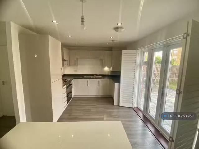 Cheap 2 BA 3 bedroom semi detached house for rent in Ruby Tues.