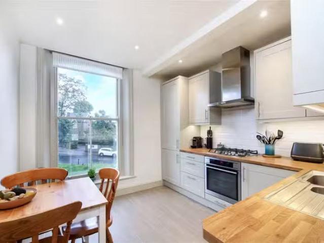 Cozy 2 BA 3 bedroom property to let in Crooked Billet, Wimbled.