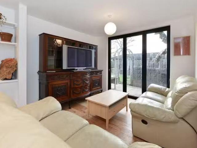 Rental! 2 BA 3 bedroom terraced house for rent in Corsley Way.