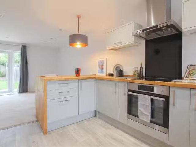 Deal! 2 BA 3 bedroom terraced house for rent in Harvey Way, Sa.