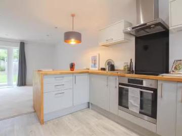 Cozy 2 BA 3 bedroom terraced house for rent in Harvey Way, Saf.
