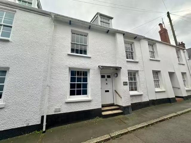 New 2 BA 3 bedroom terraced house for rent in Monmouth Hill, T.