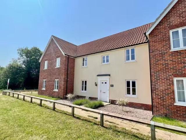 Cozy 2 BA 3 bedroom terraced house for rent in Morello Chase.