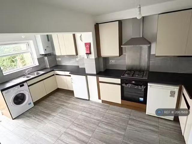 Cheap 2 BA 3 bedroom terraced house for rent in The Hides, Har.