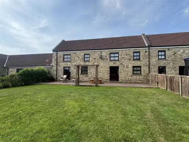 Just in! 2 BA 3 bedroom terraced house for rent in The Stables.