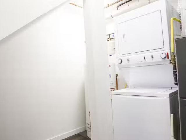 For Rent! 2 BA Upper 2 Bedroom Edgeway