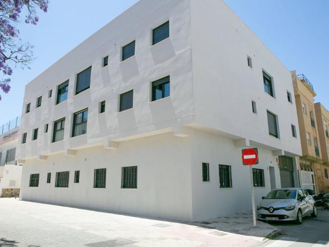New 2 bed flat, free parking, Metro at the door