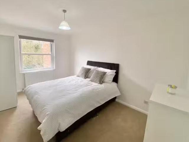 For Rent! 2 bedroom apartment for rent in Chantry Court, Woods.