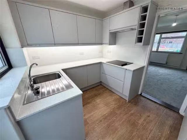 Charming 2 bedroom bungalow for rent in Gardner Road, Ringwood.