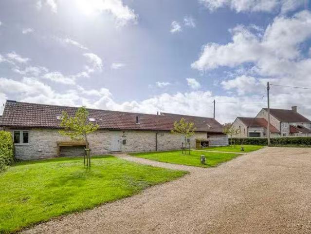 Rental! 2 bedroom barn conversion for rent in Back Lane, Glast.