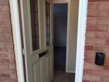 Unique 2 bedroom detached house for rent in Raddlebarn Farm Dr.