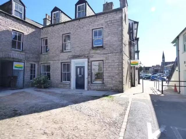 Rental! 2 bedroom end of terrace house for rent in Market Squa.