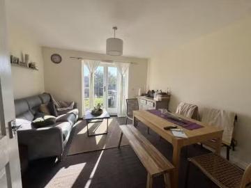 Unique 2 bedroom end of terrace house for rent in Rowberrie Cl.