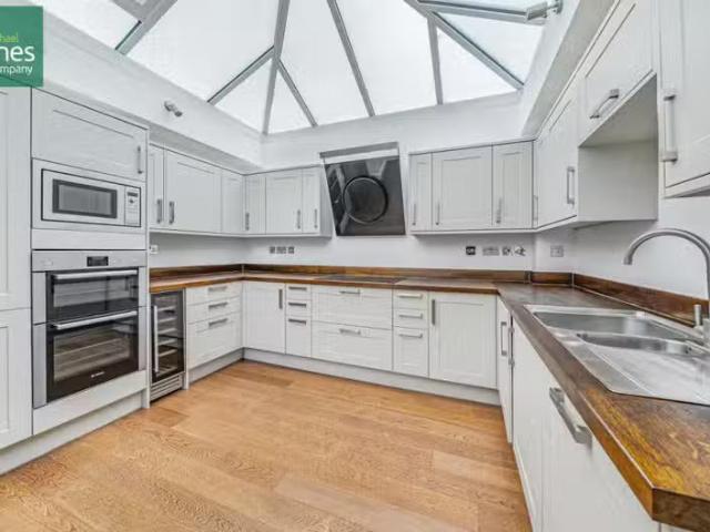Nice 2 bedroom flat for rent in High Street, Arundel, West Sus.