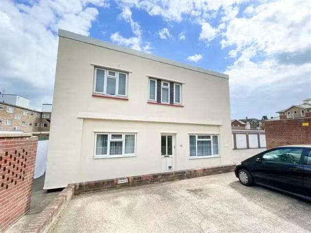 Rental! 2 bedroom flat for rent in Marine Parade East, Clacton.