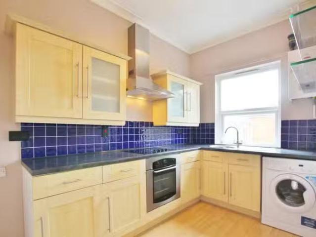 Just in! 2 bedroom flat for rent in Woodside Road, Bournemouth.