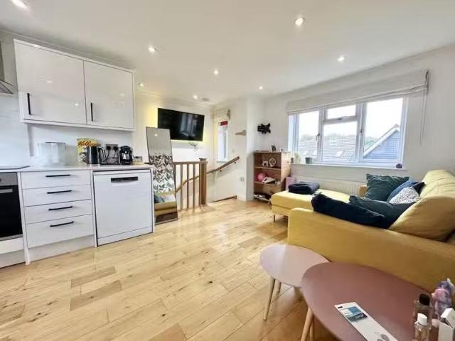 Charming 2 bedroom flat for rent in Woodwell Road, Shirehampto.