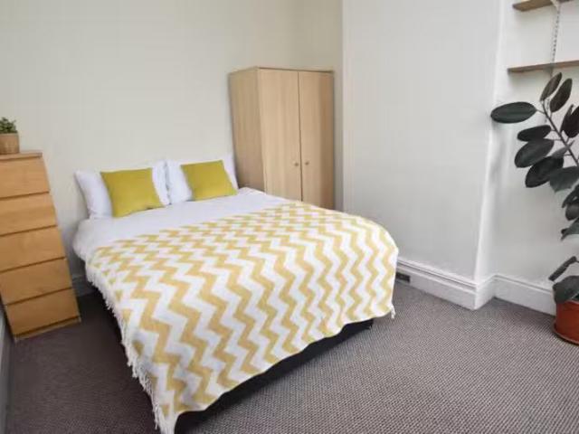 Just in! 2 bedroom flat for rent in Whitchurch Road, Heath, Ca.