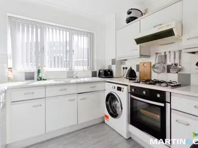 Cheap 2 bedroom ground floor flat for rent in Arbor Court, Pen.