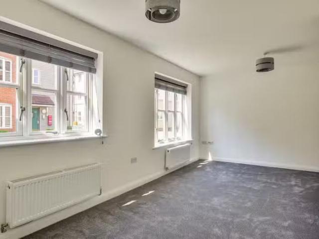 Just in! 2 bedroom ground floor flat for rent in White Hart Wa.