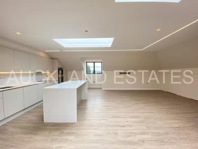 Deal! 2 bedroom penthouse for rent in Westland Lodge, Brookman.