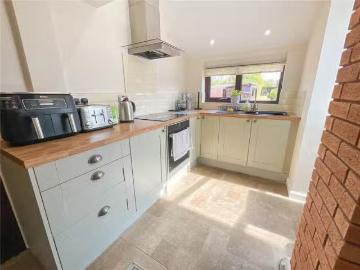Charming 2 bedroom semi detached house for rent in Hall Walk.