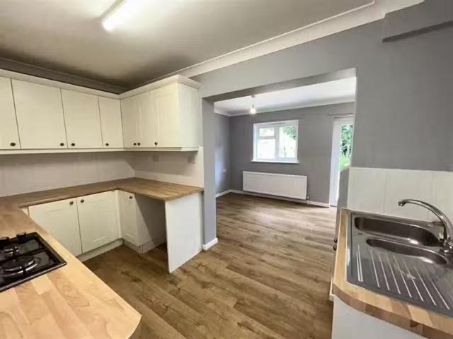 Rental! 2 bedroom semi detached house for rent in West Park Av.