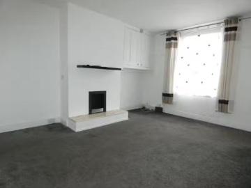 Just in! 2 bedroom terraced house for rent in South Parade, Cl.