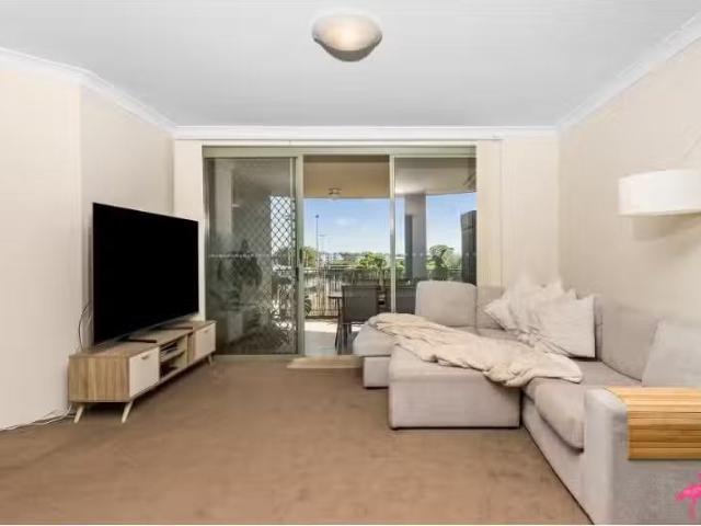 Cheap 2 BR 44/23 29 Willock Avenue, Miranda Apartment for rent.