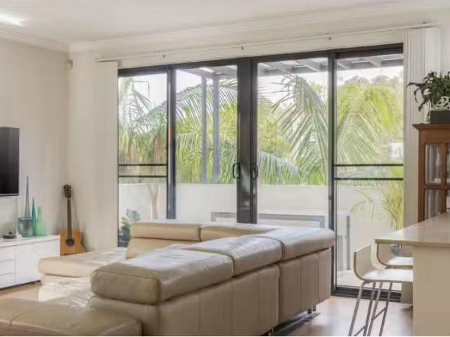 Cozy 2 BR 5/204 Old South Head Road, Bondi Apartment for rent.
