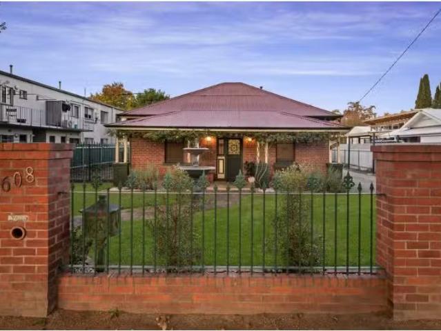 Deal! 2 BR 608 David Street, ALBURY House for rent Listed by.