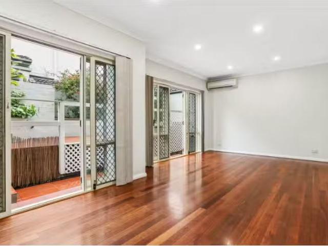 Unique 2 BR 6/1030 Anzac Parade, Maroubra Townhouse for rent.