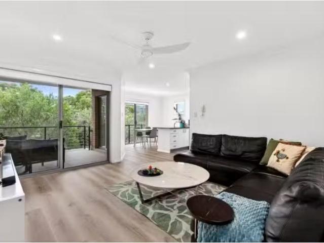 Cozy 2 BR 6/43 Roseberry Street, Manly Vale Apartment for rent.