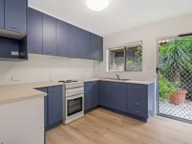Charming 2 BR 1/16 Montana Road, Mermaid Beach, QLD 4218 Apa.